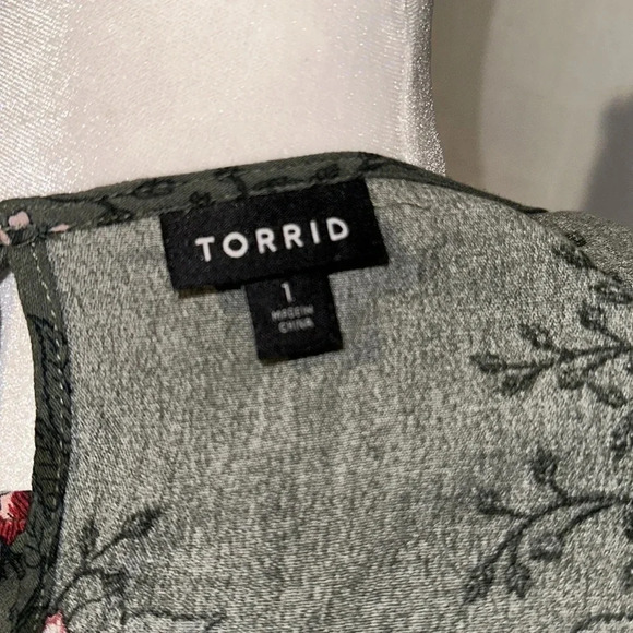 Torrid Carmalita Toss Babydoll Gauze Keyhole Front Tunic Top size 1 - Picture 3 of 3